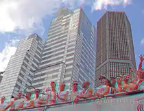 M�nner vor Gro�stadtkulisse auf dem Berliner CSD 2011 in 3D