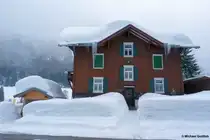 Rohrmoos im gleichnamigen Tal ist eine kleine Ansiedlung, die auch zu Oberstdorf geh�rt und vom Ortsteil Tiefenbach aus auf einer Mautstra�e zu erreichen ist. Hier am ehemaligen F�rsterhaus der Herren von Waldburg-Wolfegg m�ssen die Zuwege �fters freigeschaufelt werden. Auch die Eiszapfen an der Dachrinne sind nicht ohne (Oberallg�u, Januar 2012)