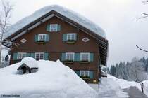 Das alte Gasthaus im Rohrmoos ist sehenswert, nicht nur von au�en. Auch hier liegt etliches an Schnee (Oberallg�u, Januar 2012)