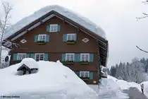 Das alte Gasthaus im Rohrmoos ist sehenswert, nicht nur von au�en. Auch hier liegt etliches an Schnee (Oberallg�u, Januar 2012)