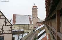 Nrdlingen - Stadtmauer mit einem der fnf Tore (Lpsinger Tor) - auf dem Wehrgang geht es einmal rund im wahrsten Sinne des Wortes um die Altstadt (Januar 2012)