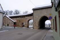 Nrdlingen - eines der Tore der Stadtmauer ist das  Baldinger Tor  (Januar 2012)