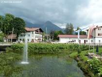 Fischen im Allg�u: Partie am Kurpark mit Bahnhofsgeb�ude, Gasthof KRONE und dem Rubihorn in Wolken(August 2010)