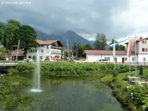 Fischen im Allg�u: Partie am Kurpark mit Bahnhofsgeb�ude, Gasthof KRONE und dem Rubihorn in Wolken(August 2010)