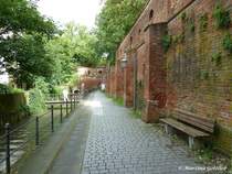 Memmingen, kreisfreie Stadt im bayerischen Schwaben: lngs der Stadtmauer (August 2010)