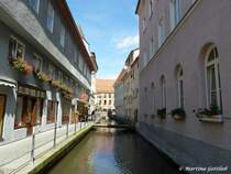 Dieser Bachlauf fhrt mitten durch Memmingens Altstadt, im Hintergrund das sog. Steuerhaus (August 2010)