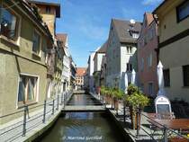 Nebenstrae mit Bach inmitten der Altstadt von Memmingen (August 2010)