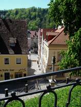 Elbogen (Loket), Blick vom Burgaufgang durch die Gassen zur Dreifaltigkeitssule, April 2007