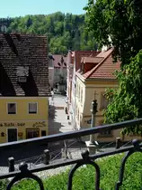 Elbogen (Loket), Blick vom Burgaufgang durch die Gassen zur Dreifaltigkeitss�ule, April 2007