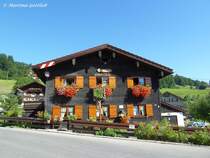 Das  J�gerh�usle  im sch�nen Orstkern in Gunzesried (Oberallg�u - August 2010)