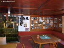 Im alten Gasthof in Rohrmoos zeigen Fotos an der Wand in der Ecke neben dem Kachelofen, dass hier u.a. einige prominente Politiker, Sportler hier gewesen sind (Oberallg�u, August 2010)
