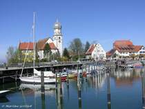 Halbinsel im Bodensee: Wasserburg mit Hafen, Fhranleger, kath. Kirche St. Georg, Malhaus (Museum), Haus des Gastes und Schloss (dahinter) und das Ganze bei blauem Himmel und Frhlingswetter (Ostern 2005)