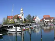 Halbinsel im Bodensee: Wasserburg mit Hafen, F�hranleger, kath. Kirche St. Georg, Malhaus (Museum), Haus des Gastes und Schloss (dahinter) und das Ganze bei blauem Himmel und Fr�hlingswetter (Ostern 2005)