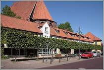 Fnf Propheten heit diese Huserzeile mit Geschften, die neben dem Uelzer Rathaus und vor der St.-Marien-Kirche steht. Im Rahmen der Stadtsanierung wurde davor eine Spalierbaumreihe gepflanzt. Aufnahmedatum: 06.05.2007