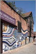 In Reinhard Schamuhns Neuem Schauspielhaus und Kreativem Speicher in Uelzen wird vorrangig Kleinkunst, Musik und Kabarett geboten. Der knstlerische Tausendsassa hat die Auenwnde kreativ gestaltet. Aufnahmedatum: 06.05.2007