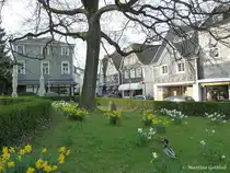 Platz vor der ev. Kirche mit Blick in die Hauptstra�e in Essen-Kettwig (April 2012)