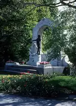 Fr�hling in Wien - am 1. Mai 1976: Stadtpark, Johann-Strauss-Denkmal (Edmund von Hellmer 1921).