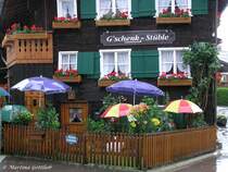 Vor dem Regen gesch�tzte Blumen mittels diverser Schirme, gesehen in Oberstdorf im Oberallg�u (Sommer 2008)