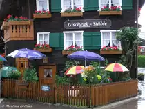 Vor dem Regen gesch�tzte Blumen mittels diverser Schirme, gesehen in Oberstdorf im Oberallg�u (Sommer 2008)