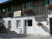 Die Sennerei in Schweineberg hat eine Goldmedalie f�r ihren K�se erhalten - das Dorf gratuliert (Oberallg�u - Sommer 2008)