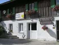 Die Sennerei in Schweineberg hat eine Goldmedalie f�r ihren K�se erhalten - das Dorf gratuliert (Oberallg�u - Sommer 2008)