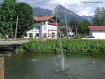 Blick von der Br�cke am Kurpark �ber Gasthof KRONE auf das Rubihorn (Oberallg�u - Sommer 2008)