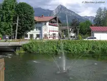 Blick von der Br�cke am Kurpark �ber Gasthof KRONE auf das Rubihorn (Oberallg�u - Sommer 2008)