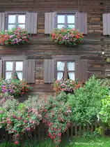 Blumenschmuck an diesem Hof in Gunzesried (Oberallg�u - Sommer 2008)