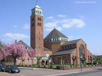 Die neoromanische Heilig Kreuz-Kirche von der Horster Strae in Gladbeck, die Ulmenstrae mit den japanischen Kirschbumen zweigt hier an der kath. Kirche ab (NRW / April 2005)