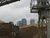 Hochglanz und Schmutz liegen oft nah beieinander. Der beeindruckende Thames Path, der durch industrielle und Hafenanlagen f�hrt, bietet interessante Einblicke. Greenwich, London, April 2012