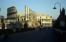 Roma / Rom 1989: Hinter den Ruinen des gr�ssten Tempels in Rom, den Hadrian, Kaiser von 117 bis 138 n. Chr., f�r die G�ttin Venus und die verg�ttlichte Stadt Roma im Jahre 135 einweihen liess, sieht man das gr�sste Amphitheater, das schon in der Regierungszeit Vespasians vor der Vollendung eingeweiht wurde. Nachdem Vespasian 79 n. Chr. gestorben war, kam sein �lterer Sohn Titus an die Macht. Er liess 80 n. Chr. das Amphiatheater zum zweiten Mal einweihen. 