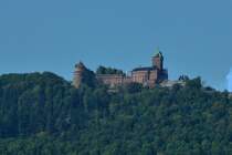Hohknigsburg, als staufische Reichsburg im 12.Jahrhundert erbaut, 1901-08 rekonstruiert und umgebaut fr den deutschen Kaiser Wilhelm II., mit ber einer halben Millionen Besuchern jhrlich die meistbesuchteste Burg in der ganzen Region, Sept.2011 