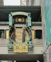 Diese Uhr in Wien zeigt zu jeder vollen Stunde eine andere Person an, so wird um 16:00 Uhr nachmittags Walther von der Vogelweide prsentiert.(5.4.2012)