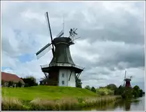 . Greetsiel (Krummh�rn) - Die Zwillingsm�hlen von Greetsiel sind Holl�nderwindm�hlen und stammen aus den Jahren 1856 (gr�ne M�hle) und 1706 (rote M�hle). 06.05.2012 (Jeanny) 