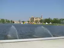 Schwerin; Blick vom Bertha-Klingenberg-Platz aus �ber den Burgsee zum Schlo�. Schwerin 23.04.2011