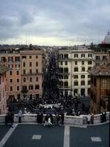 Roma / Rom im Februar 1999: Blick von Piazza Trinit dei Monti auf Piazza di Spagna mit dem Barcaccia-Brunnen, der 1627-1629 von Pietro und Gian Lorenzo Bernini geschaffen wurde, und die mondne Via Condotti, in der man das berhmte Caff Greco besuchen kann. - In diesem Viertel lebten und verkehrten im 18. und 19. Jahrhundert viele Knstler, Musiker und Schriftsteller. 