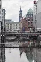 HAMBURG, 20.04.2012, Blick auf Alsterfleet mit Michaeliskirche (Michel) im Hintergrund