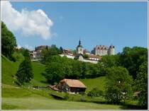 Aussicht auf das Stdtchen Greyerz (franzsich: Gruyres) aufgenommen aus dem Zug von Bulle nach Montbovon. Das historische Stdtchen liegt im Kanton Freiburg (franzsisch: Fribourg) und erstreckt sich auf einem isolierten Hgel am Alpennordrand, am Nordostfuss des Molson und an der Stelle, wo die Saane (franzsisch: Sarine) die Freiburger Alpen verlsst. Das Stadtbild wird geprgt durch das mittelalterliche Schloss und den Turm der Kirche St Thodule aus dem Jahre 1680. 28.05.2012 (Hans)