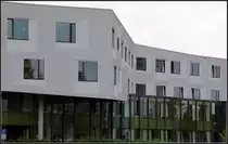 . NCT - Nationales Centrum f�r Tumorerkrankungen, Heidelberg - Unterschiedliche Fassade, unten filigrane Vorhangfassade, oben Lochfassade. 28.04.2011 (Matthias)