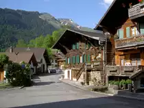 Rossiniere, Holzh�user an der Hauptstra�e N190, Kanton Waadt (28.05.2012)