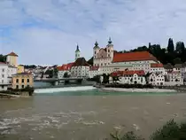 M�ndung der Steyr in die Enns im Stadtteil Steyrdorf; im Hintergrund mit B�rgerspital und Michaelerkirche; 120606