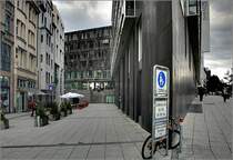 Seit dem Bau dieses dunklen Geschftshauses, hat sich die stdtebauliche Situation dieses Abschnittes der Friedrichstrae sehr verndert. Rechts die Theodor-Heuss-Strae. 11.5.2007 (Matthias)