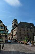 Kaysersberg, Blick zum Rathaus, dahinter die Heilig-Kreuz-Kirche, Aug.2011 