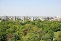 50 Jahre Interbau Hansaviertel Berlin: Die Interbau sollte 1957 ein Beispiel fr die Stadt von morgen geben und als Gegenpart zur monumentalen Karl-Marx Allee im Osten dienen. Im Krieg wurde das Hansaviertel vollkommen zerstrt, so fand man genug Platz um die Plne von 53 Architekten aus 13 Lndern zu verwirklichen. Hier ein bersichtsbild der 5 Punkthochhuser mit 16-17 Geschossen. Architekten: Schwippert, Lopez/Beaudoin, Hassenpflug, Bakema, Baldessari (von rechts). Daneben finden sich auch Einfamilienhuser, Kirchen, 4-8 geschossige Zeilen uvm. Stadtbildprgend sind natrlich diese Hochhuser.
Ganz rechts ist brigens das Innenministerium mit seinem U-frmigen 12geschossigen Brogebude mit halbrunden Kopfbauten.
