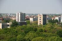 Interbau-Hochhaus Hansaviertel Berlin: Architekt Baldessari (li) Bakema/Broek (re). Im Vordergrund noch die 8- geschossigen Huser von Eiermann und Niemeyer.