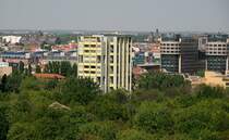 Interbau Hochhaus Hansaviertel Berlin: Architekt Schwippert baute dieses Hochhaus mit seinem plastisch vorgelegtem Betonrahmen und gelben Brstungen. Rechts daneben das Innenministerium mit seinem U-frmigen Brokomplex. 