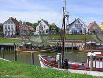 Partie am Hafen von Greetsiel mit einigen Fischkuttern (Landkreise Aurich, Niedersachen - Juli 2006)