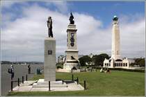 Auf dem Hoe in Plymouth stehen etliche Denkm�ler. Hier sind von links zu sehen das Royal Airforce Memorial, das National Armada Memorial und The Royal Navy War Memorial. 29.05.2012
