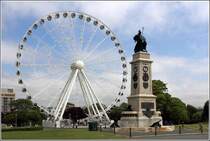 Auf dem Hoe in Plymouth wurde - wie in mehreren anderen St�dten - ein Riesenrad errichtet. The Wheel of Plymouth ist 60 m hoch und bietet einen hervorragenden Blick auf den Plymouth Sound und die Stadt. Davor steht das National Armada Memorial. 29.05.2012