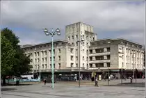 Im Zentrum von Plymouth, dass nach dem 2. Weltkrieg wieder aufgebaut werden musste, steht dieses Geb�ude an der Kreuzung des Armada Way mit der Royal Parade. 29.05.2012